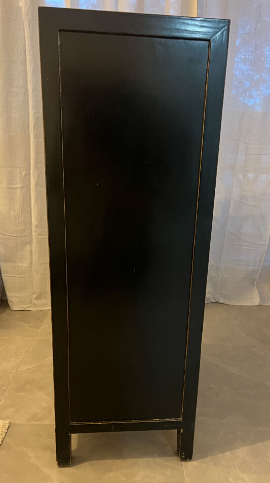 Armoire d’inspiration asiatique en bois laqué noir