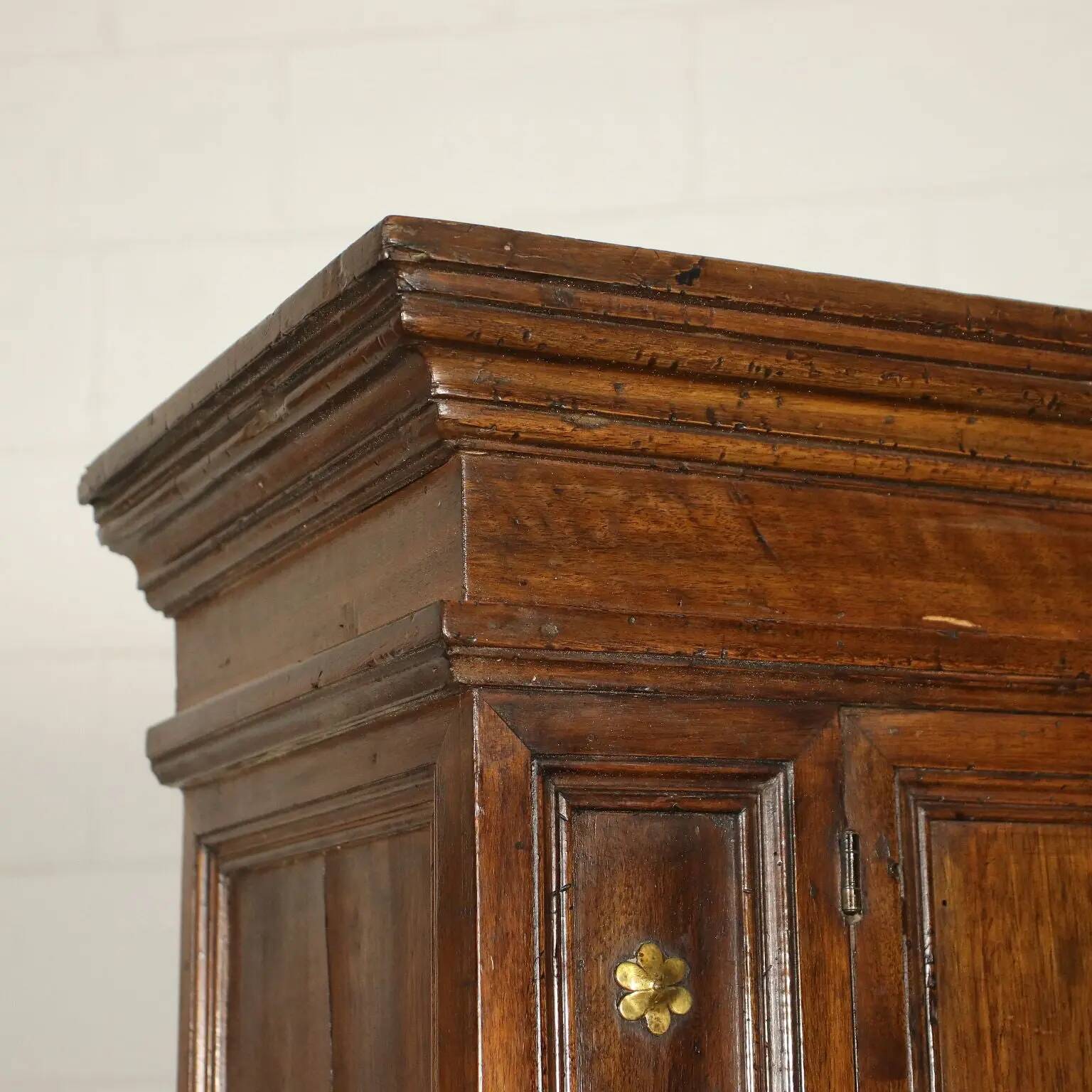 Baroque buffet in walnut and poplar, Italy, 18th century.