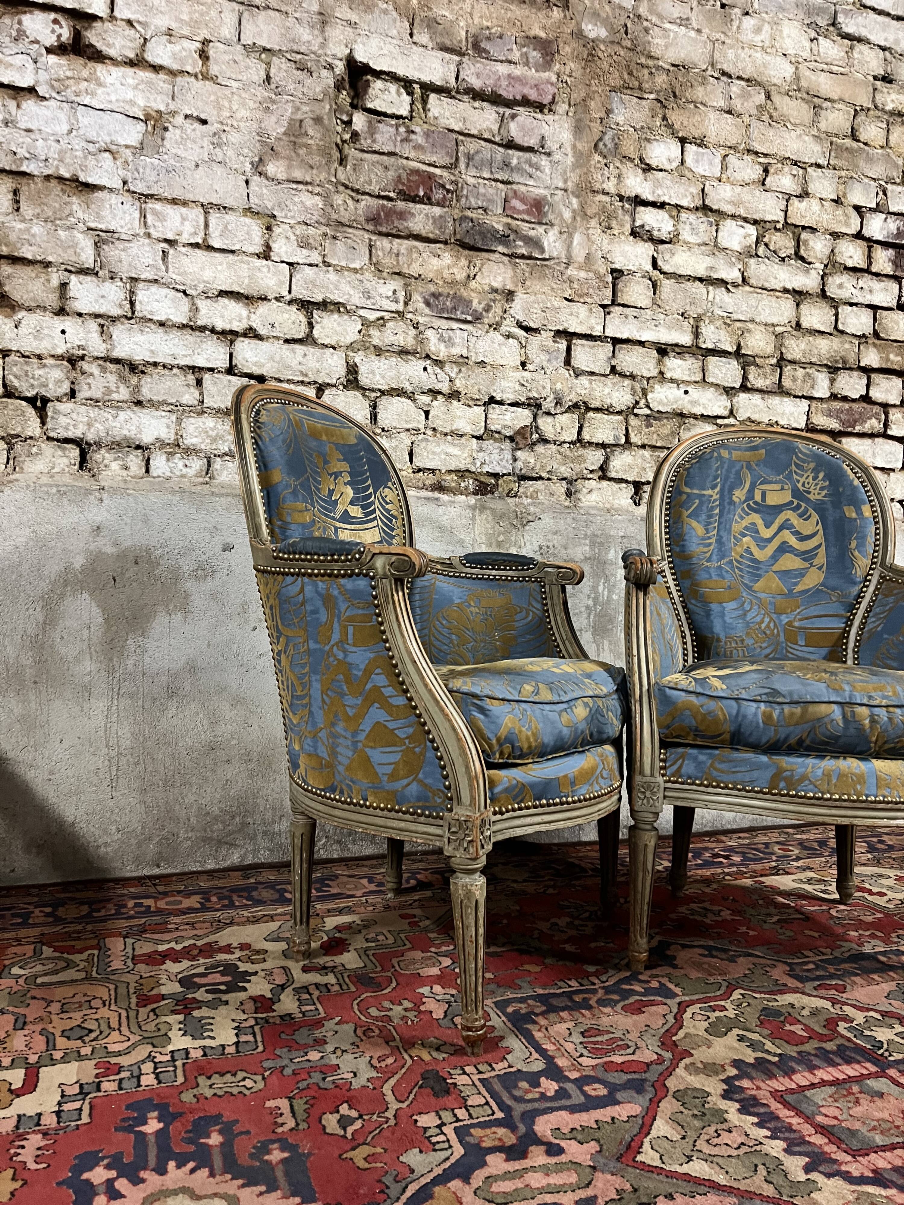 Paire de bergères en bois laqué gris de style louis xvi xix eme siècle