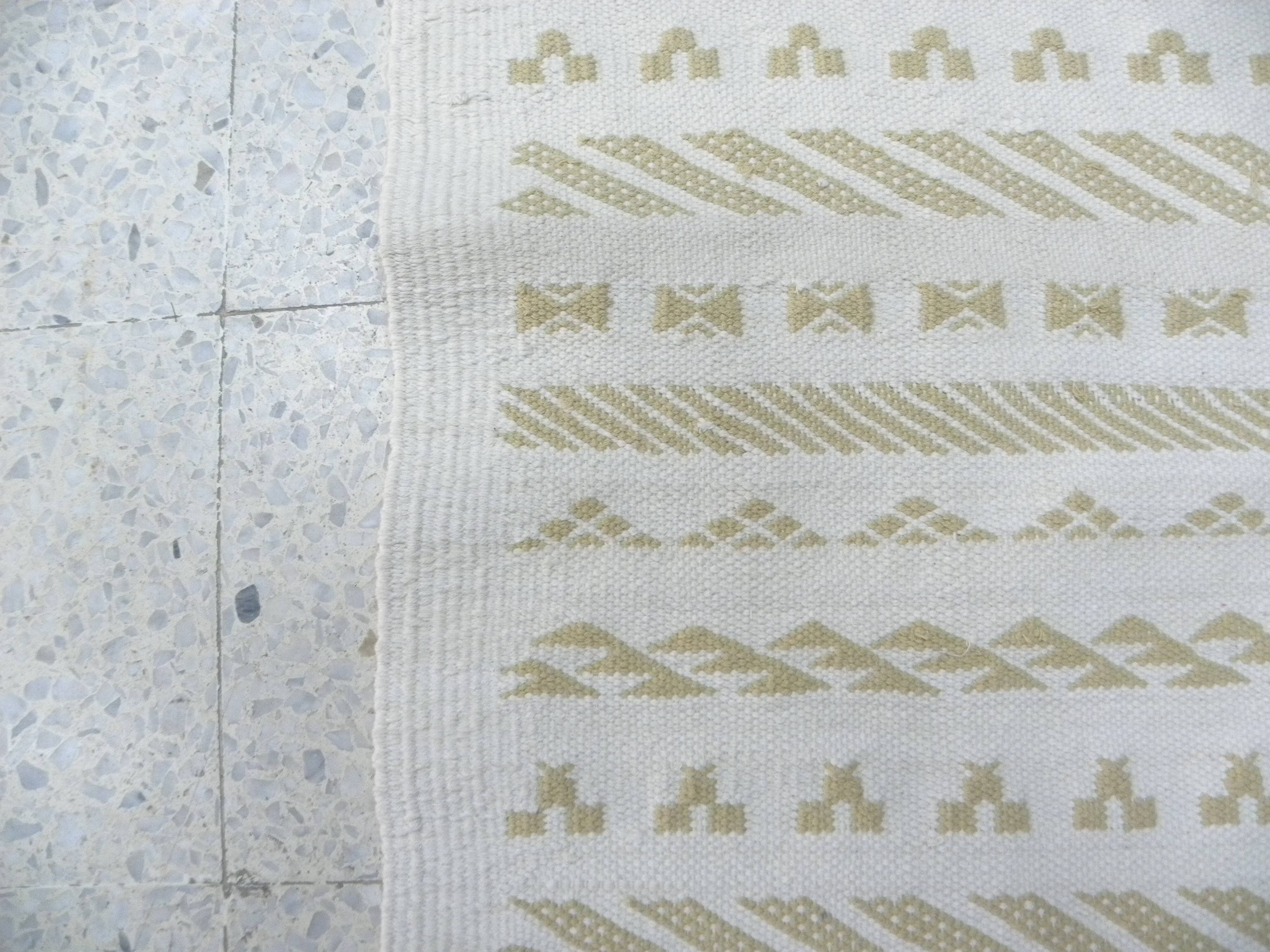 Tapis kilim berbère minimaliste beige écru fait main en laine