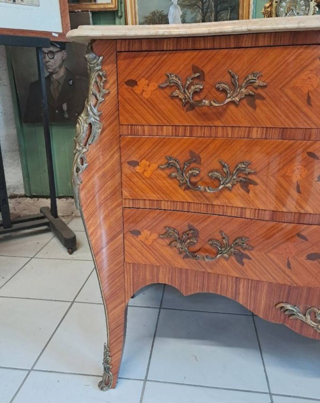 Curved chest of drawers in precious wood, Louis XV style