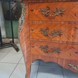 Commode galbée en bois précieux style Louis XV