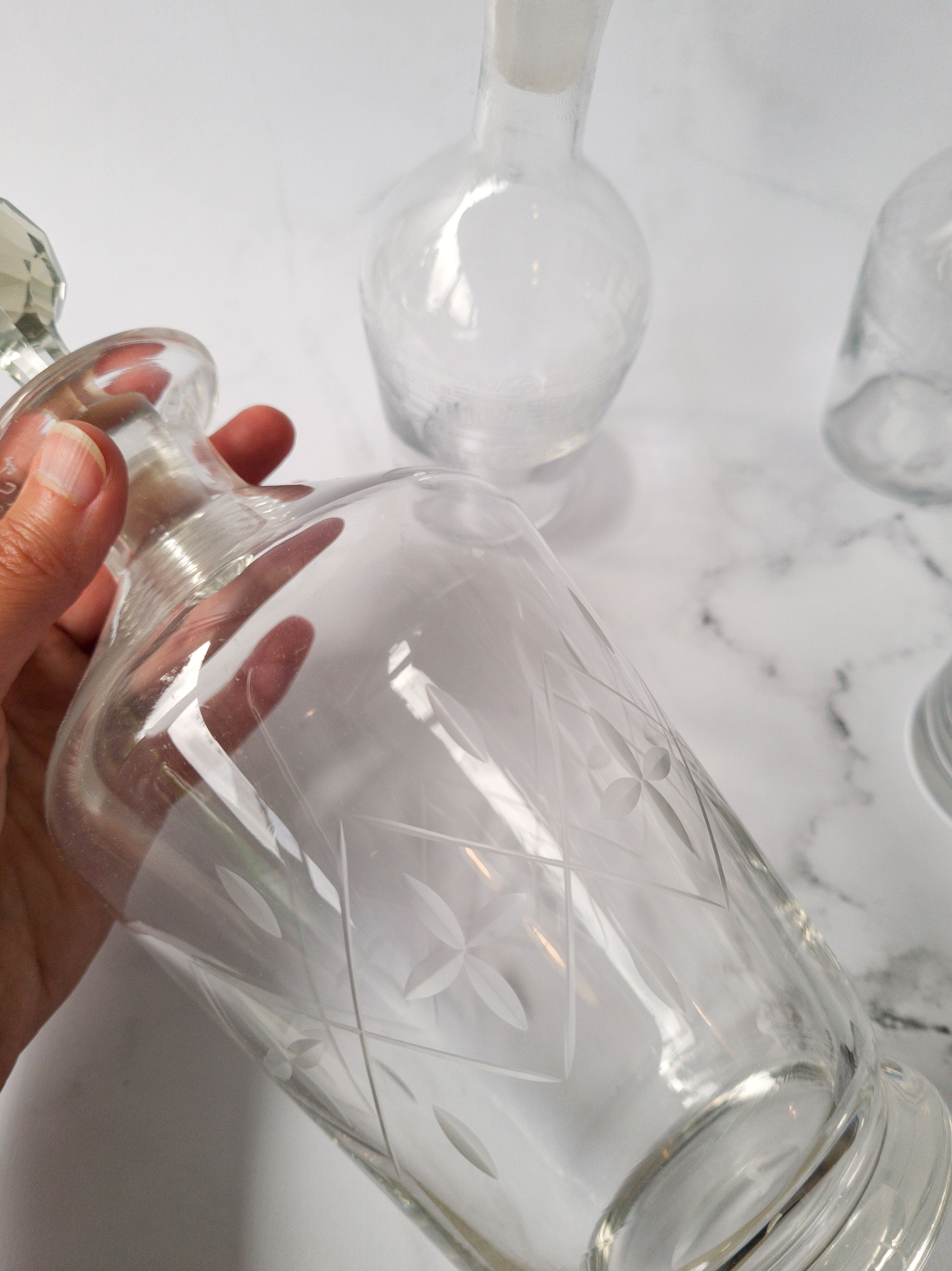 Carafe début XXème siècle ciselé et gravé, bouchon facetté