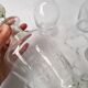 Carafe début XXème siècle ciselé et gravé, bouchon facetté