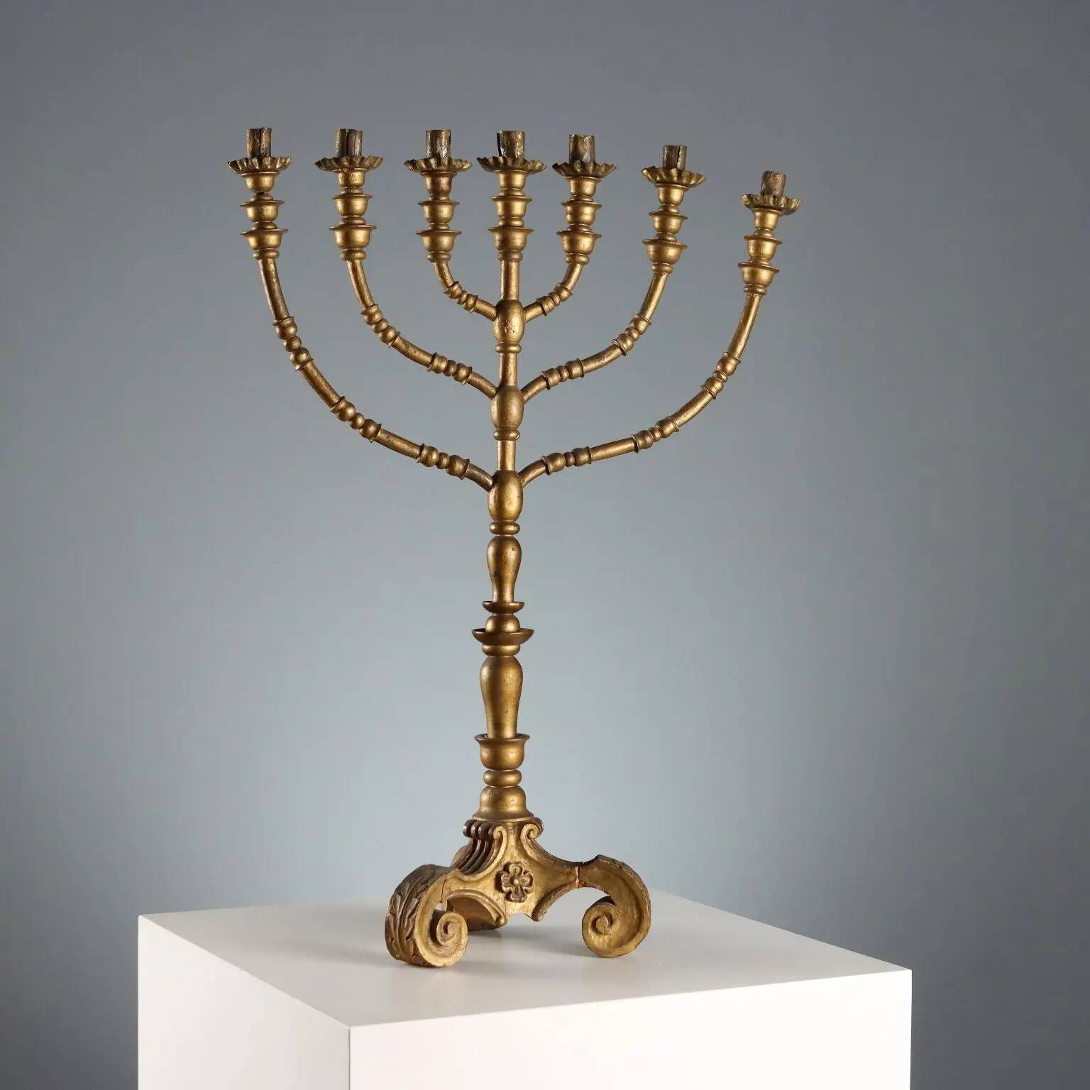 Antique gilded wooden candelabrum with 7 arms, 19th-20th century.