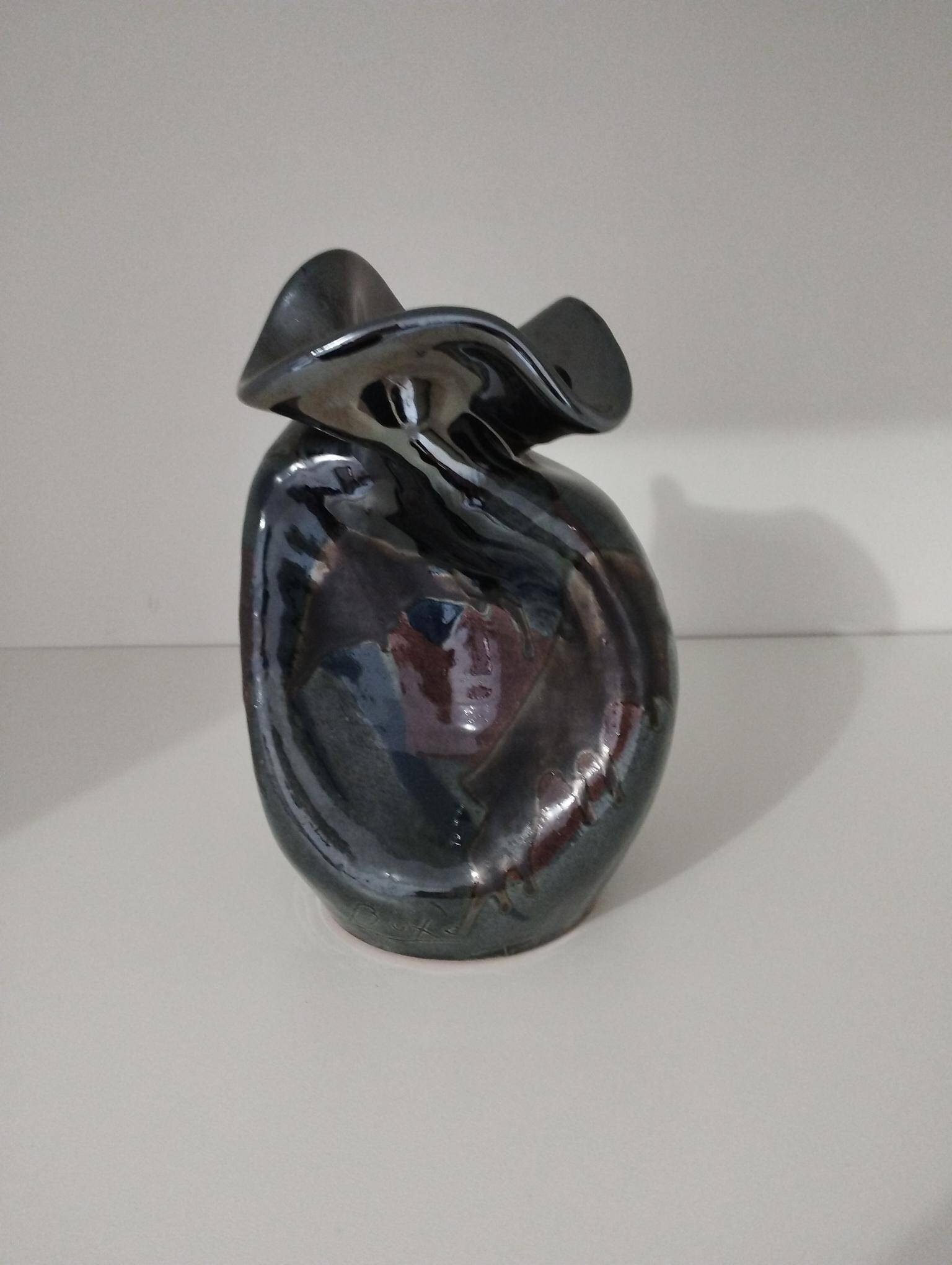 Vase émaillé signé par Thomas Buxo de forme libre asymétrique