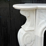 Cheminée de style Louis XV en marbre de Carrare vers 1980