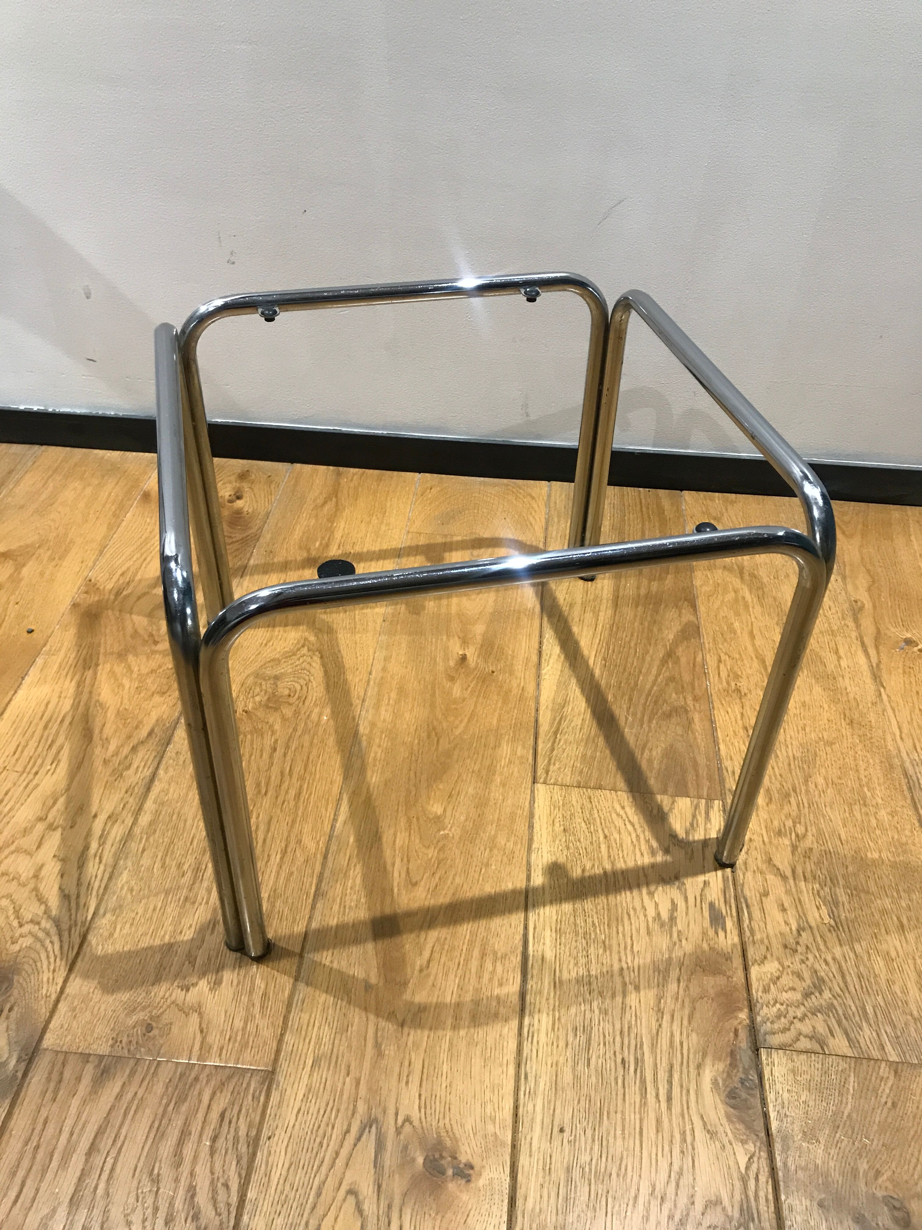 Table d’appoint chrome et verre fumé