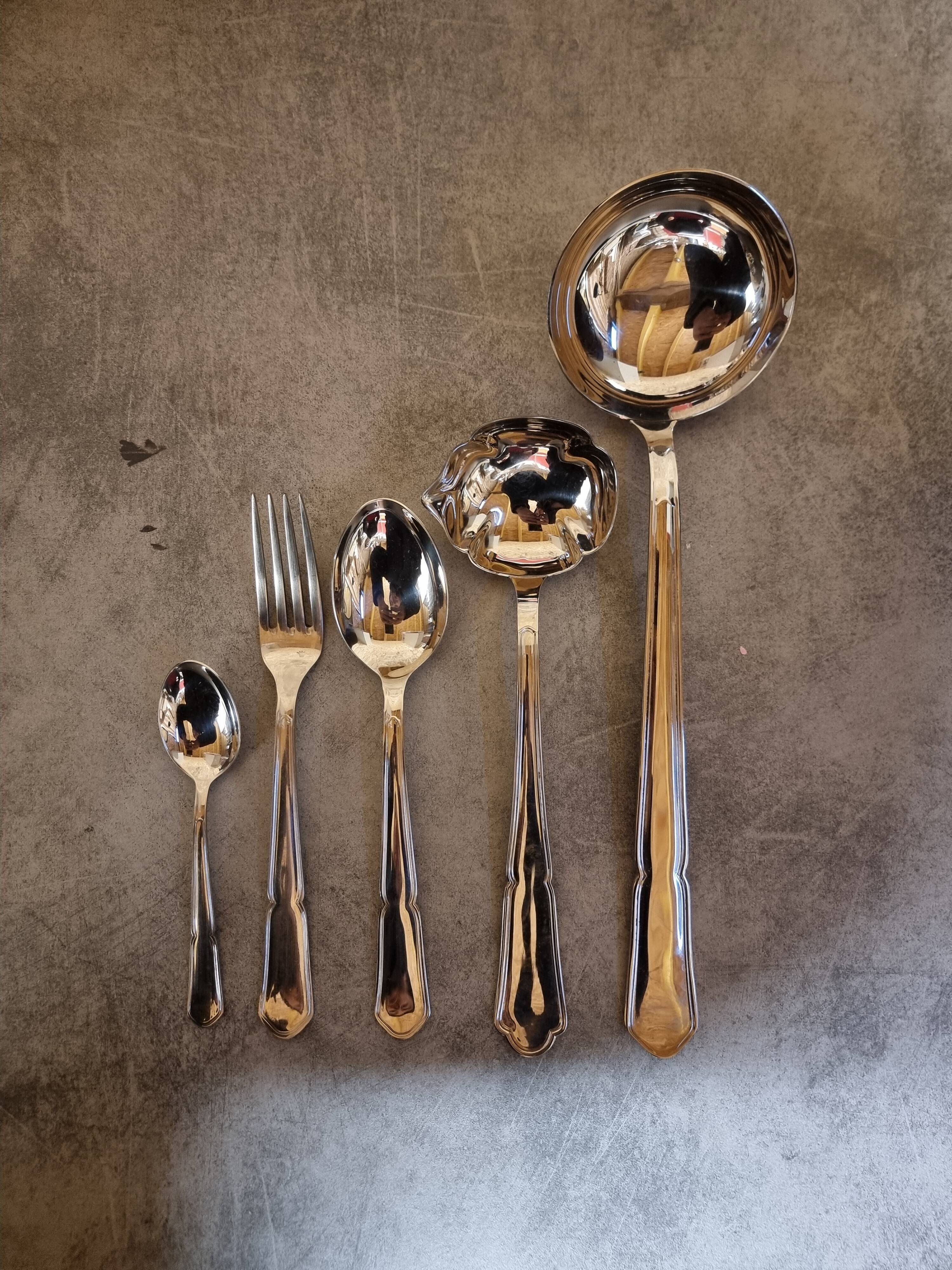 Stainless steel cutlery housekeeper