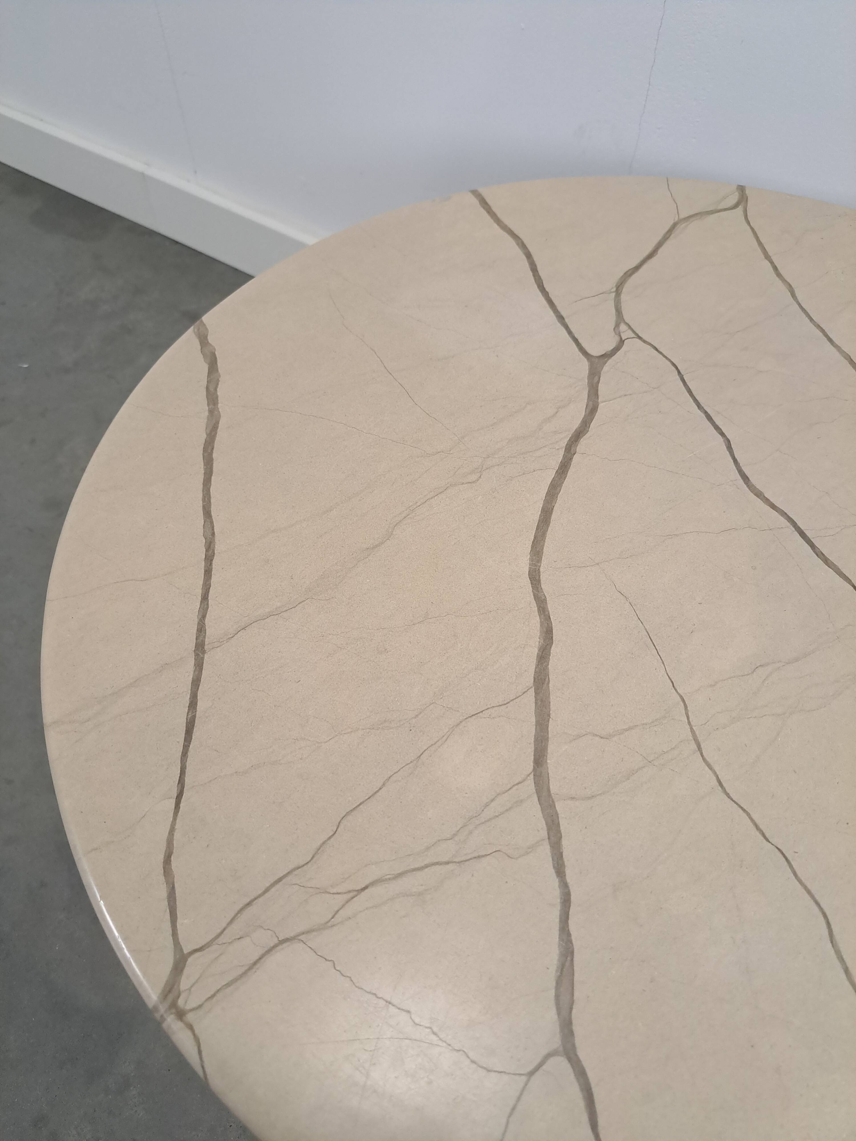 Marmeren druppelvormige tafel