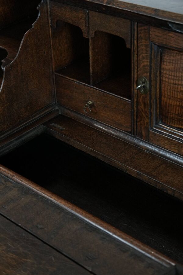 Grand coffre à tiroirs / bureau / coffre en chêne anglais du XVIIIe siècle avec des compartiments secrets et un intérieur en gradins.