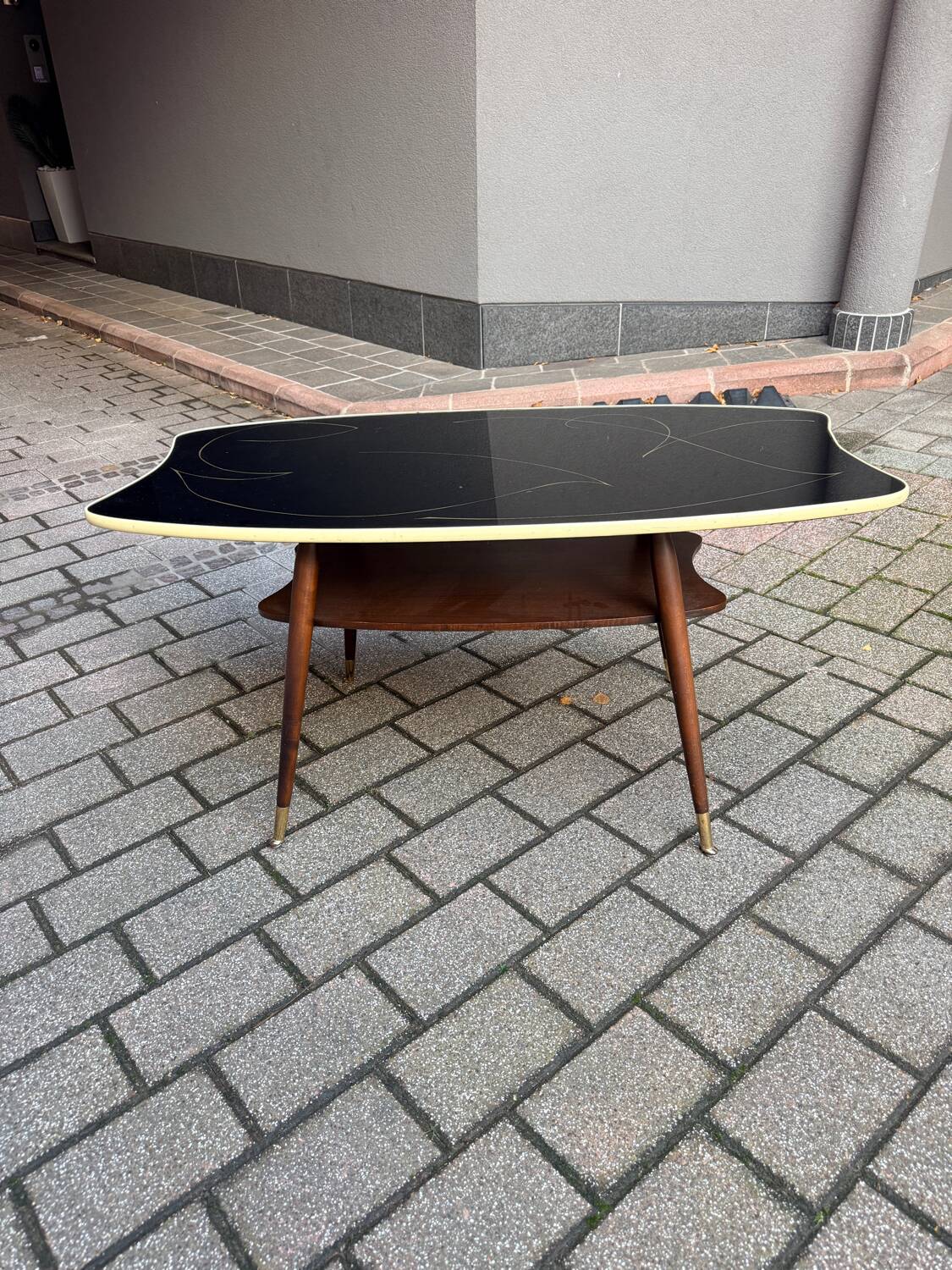 Coffee table in black glass and wood