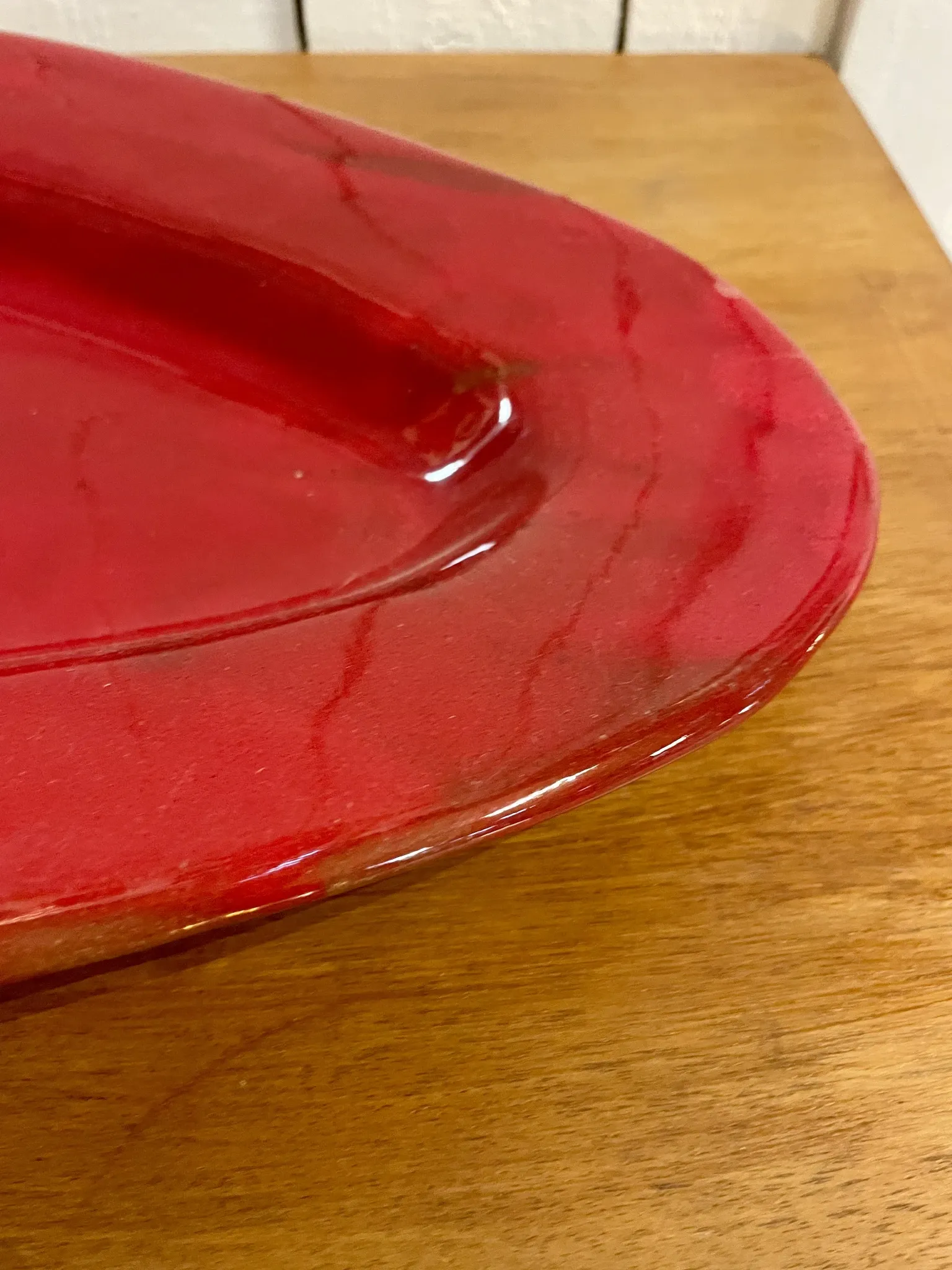Plat en céramique rouge signé Voltz