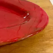 Plat en céramique rouge signé Voltz
