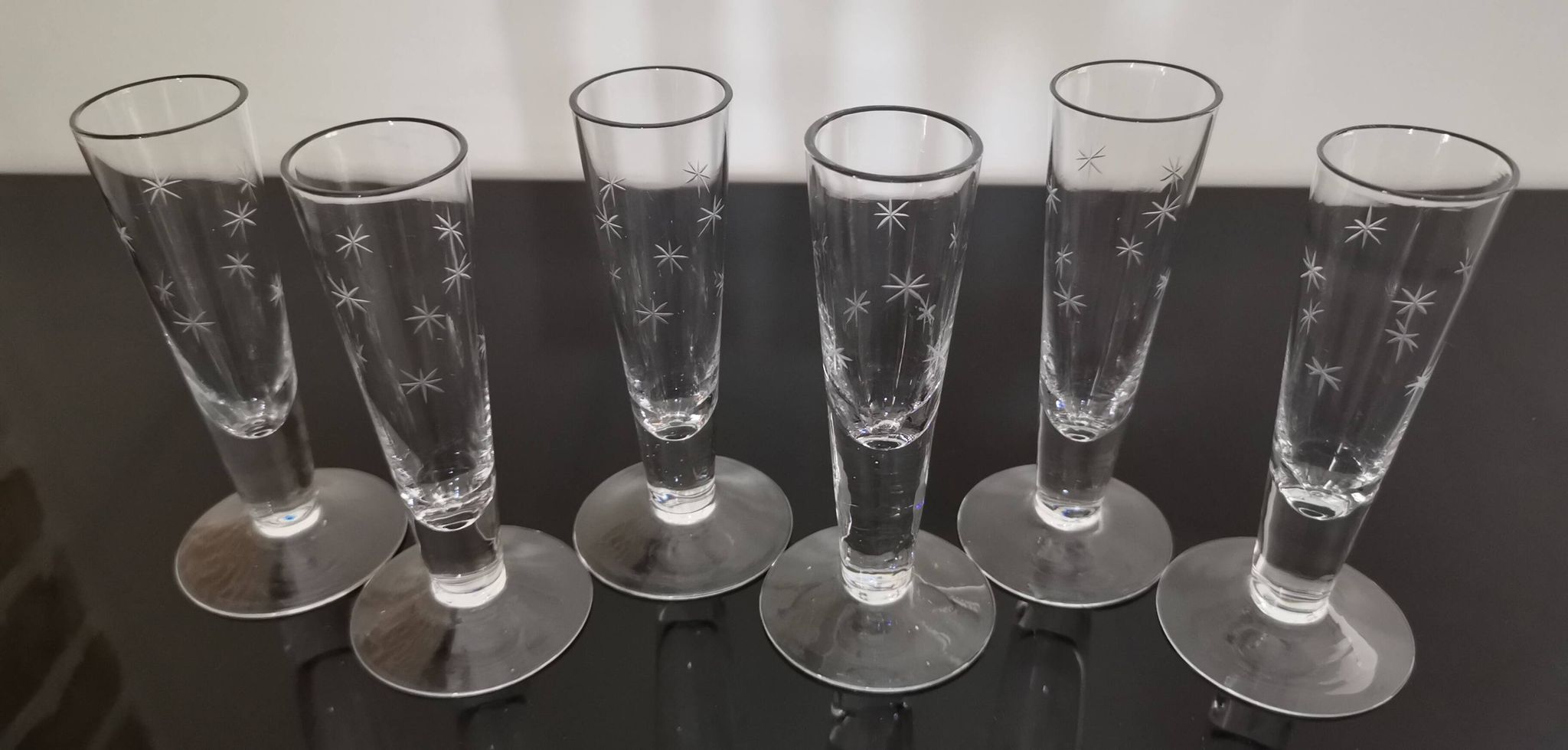 6 petites flutes anciennes en cristal soufflés à la main