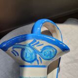Ceramic pourer with flat bottom and pinched nose