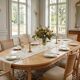 Table ronde extensible style Directoire rénovée en bois clair  avec 2 rallo
