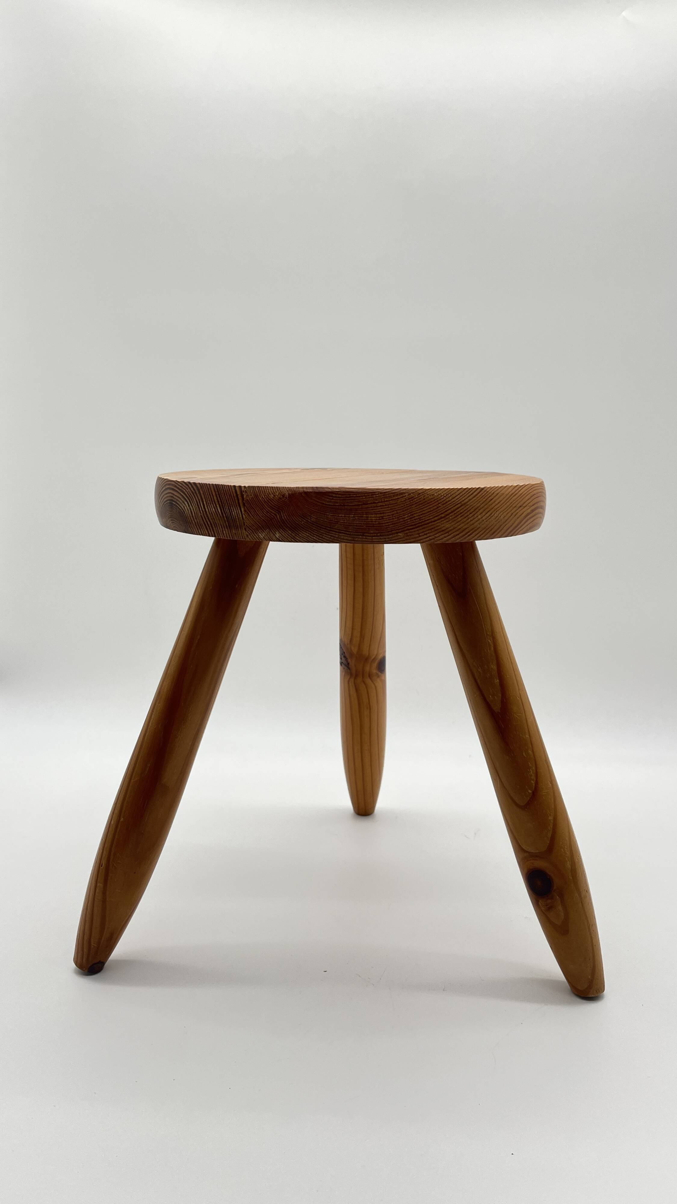 Tripod shepherd's stool in pine