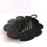 Plat artisanal métal repoussé tripode
