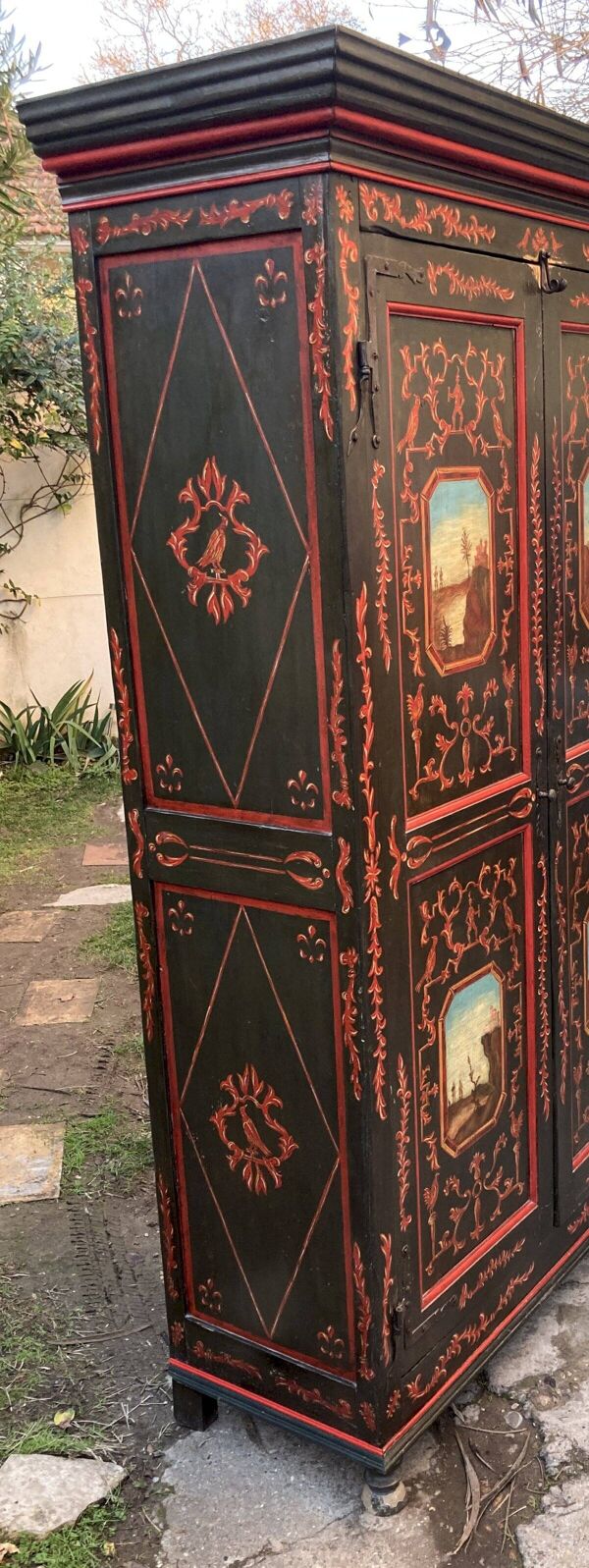 Armoire ancienne peinte à décor de scènes orientales