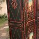 Armoire ancienne peinte à décor de scènes orientales