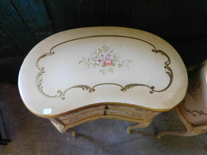 Pair of bedsides modele kidney