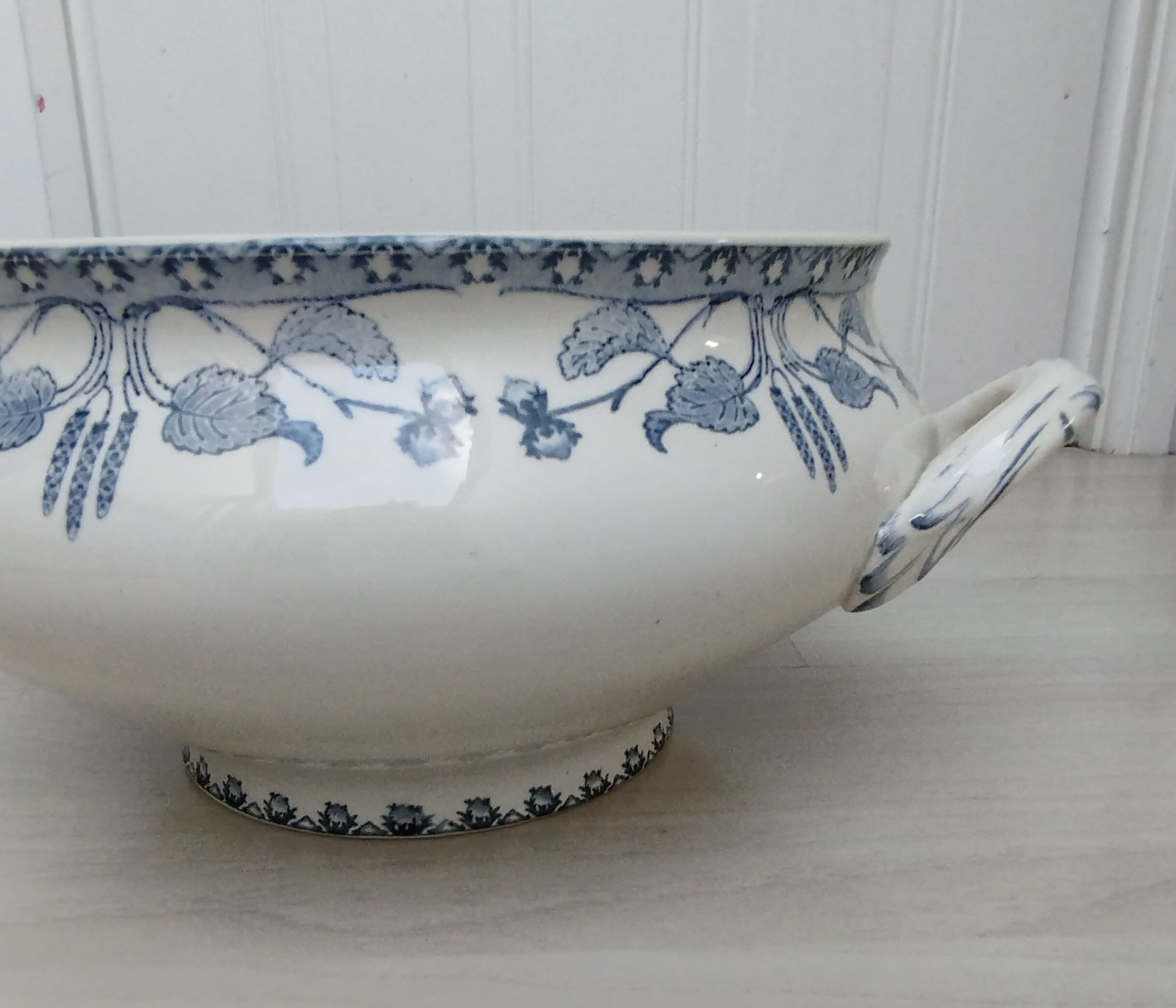 Sarreguemines tureen décor hazelnuts