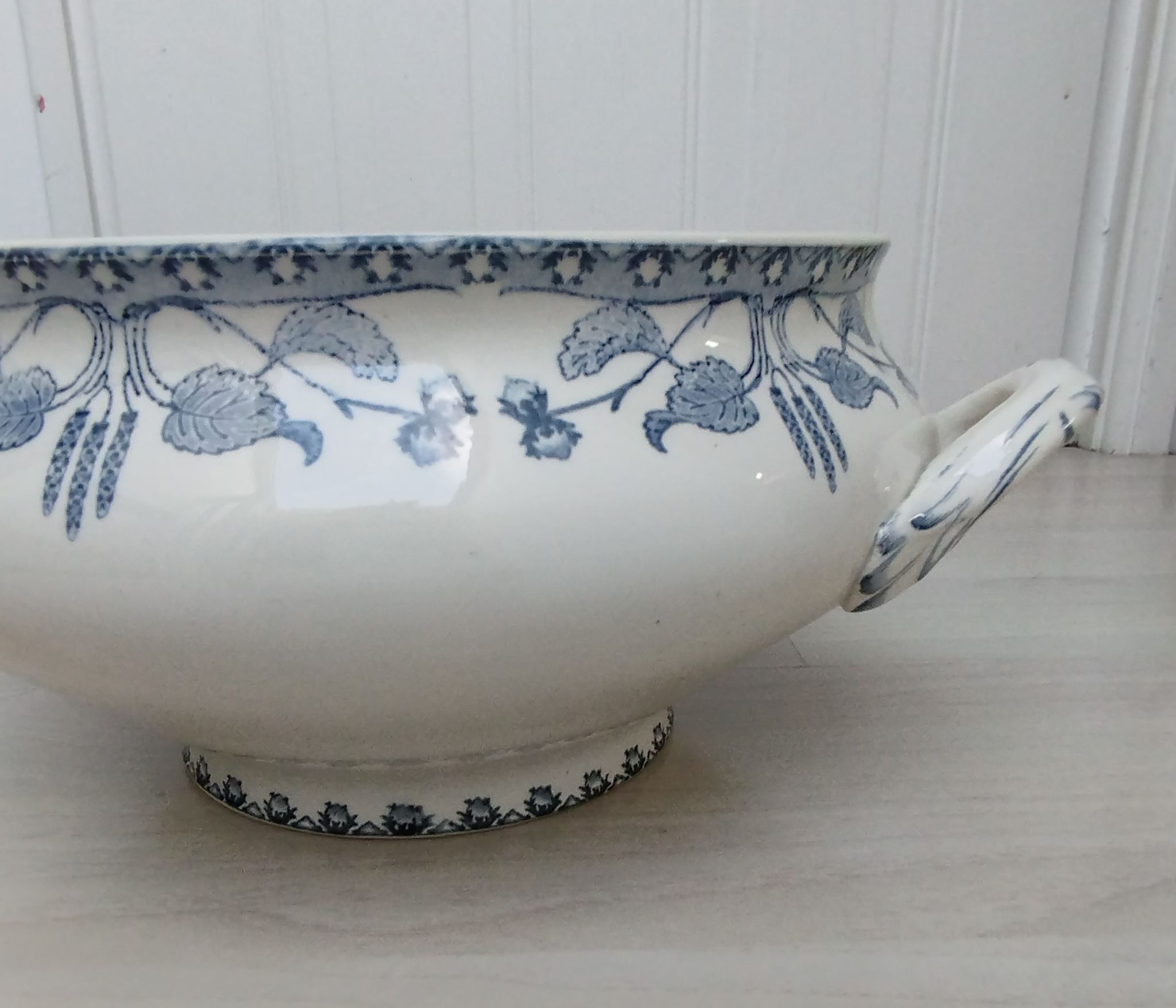 Sarreguemines tureen décor hazelnuts