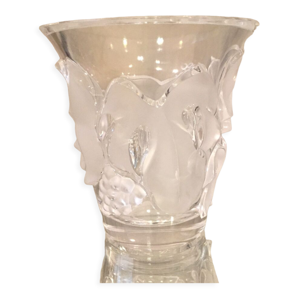 Vase en verre epais lalique modele saumur a decor de feuilles de vigne