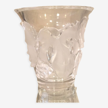Vase en verre epais lalique modele saumur a decor de feuilles de vigne et raisin