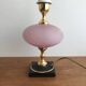 Lampe vintage en céramique laiton et boule en verre rose