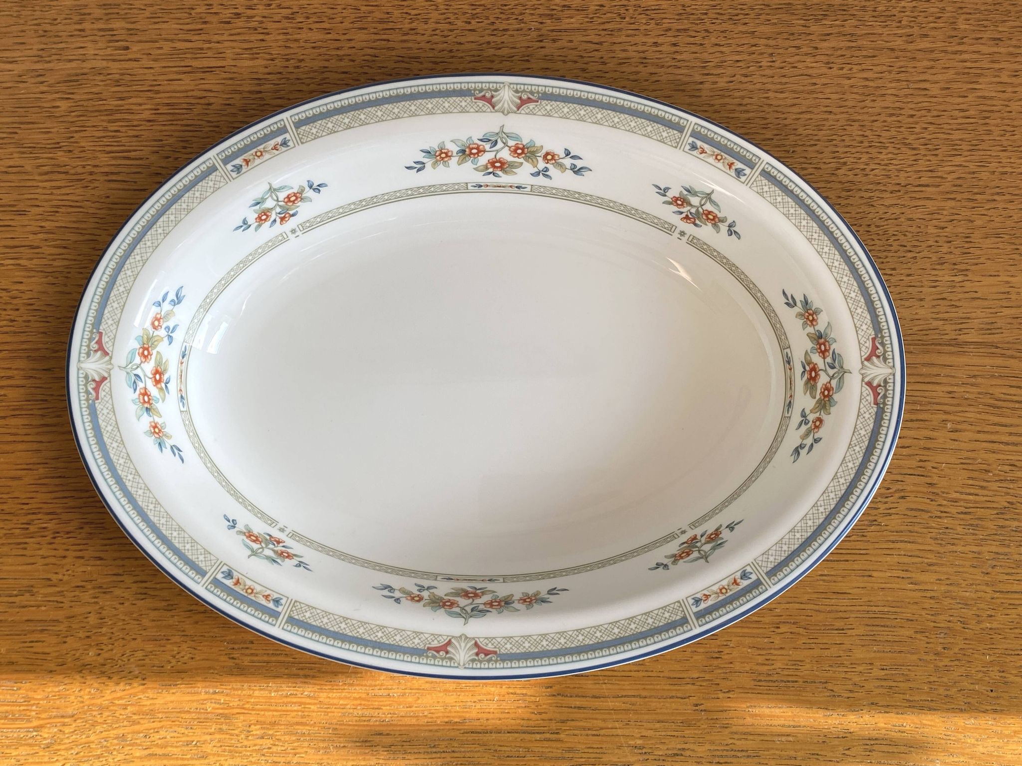 Wedgwood English porcelain serving dish / vegetable dish, Hampshire decor