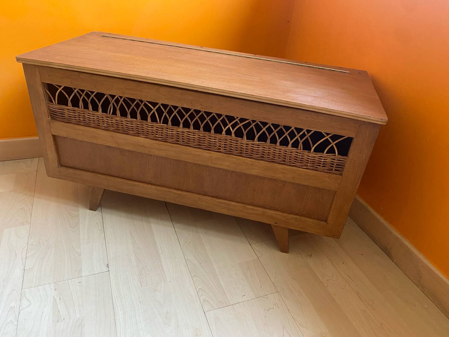 Coffre en bois et rotin