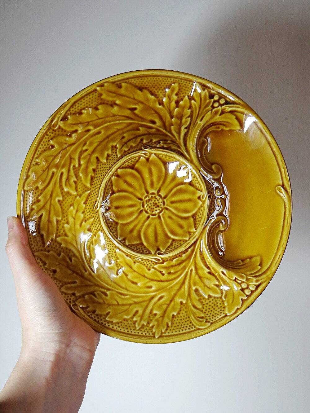 Set of plates, artichoke dishes, mustard yellow earthenware Gien vintage