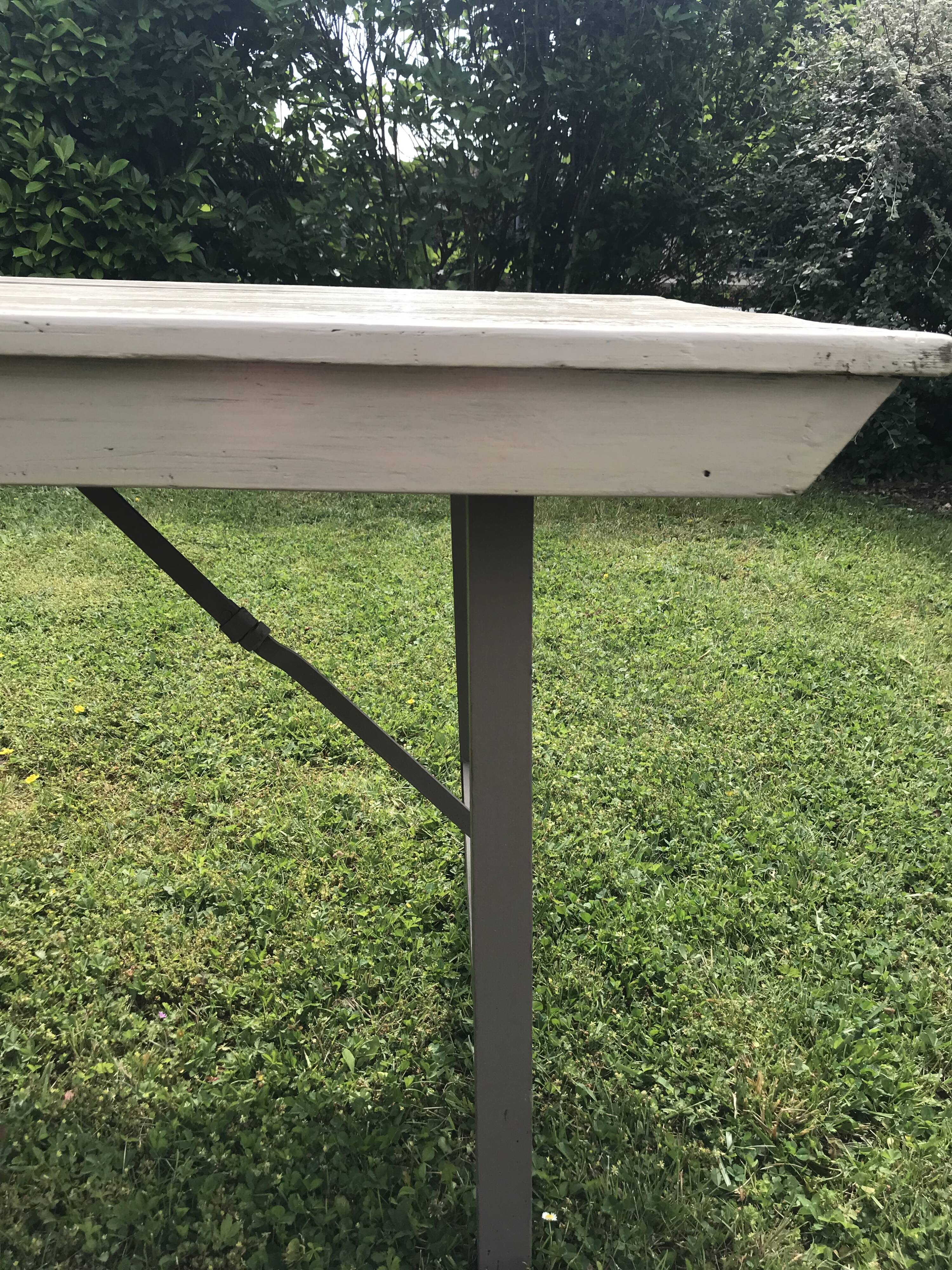 Folding table in wood and iron