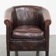 Fauteuil club de couleur foncée en cuir de vachette