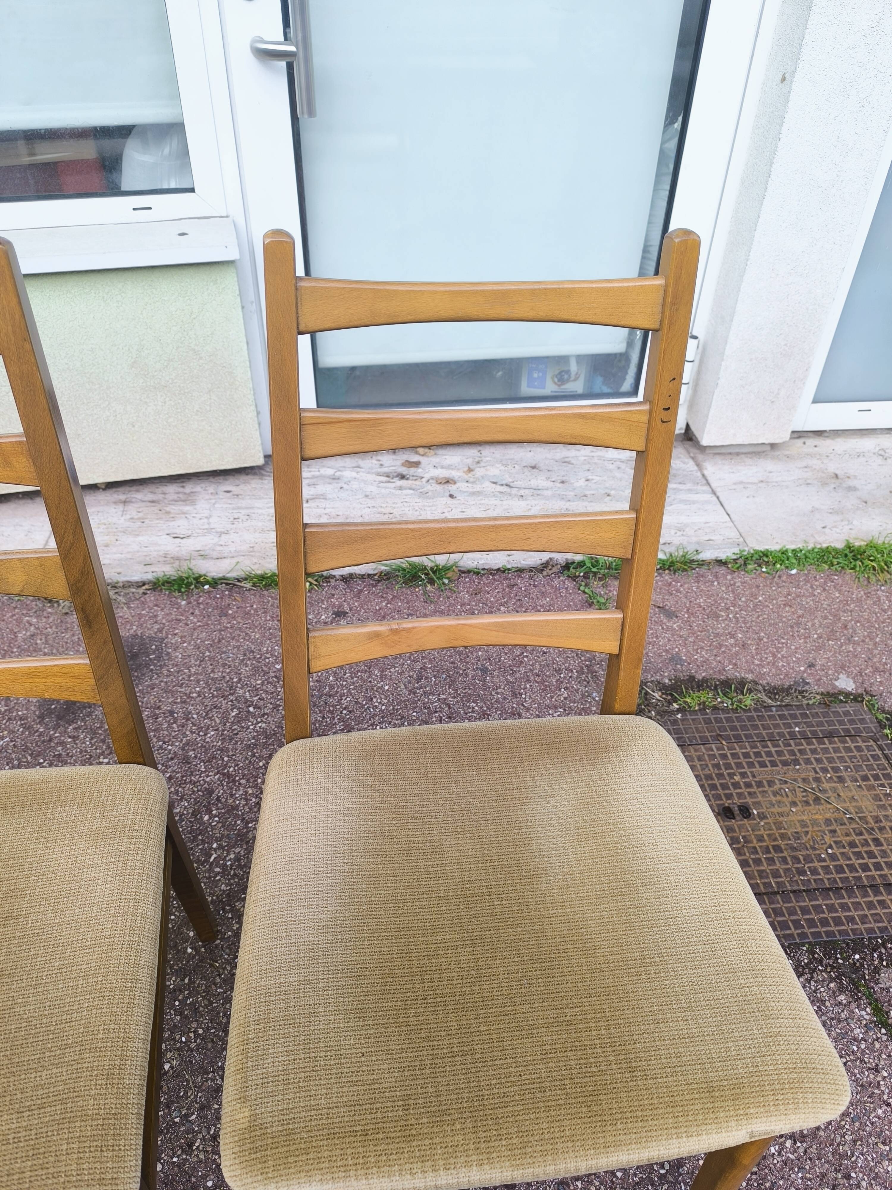 Set of 4 Scandinavian chairs in wood and fabric.