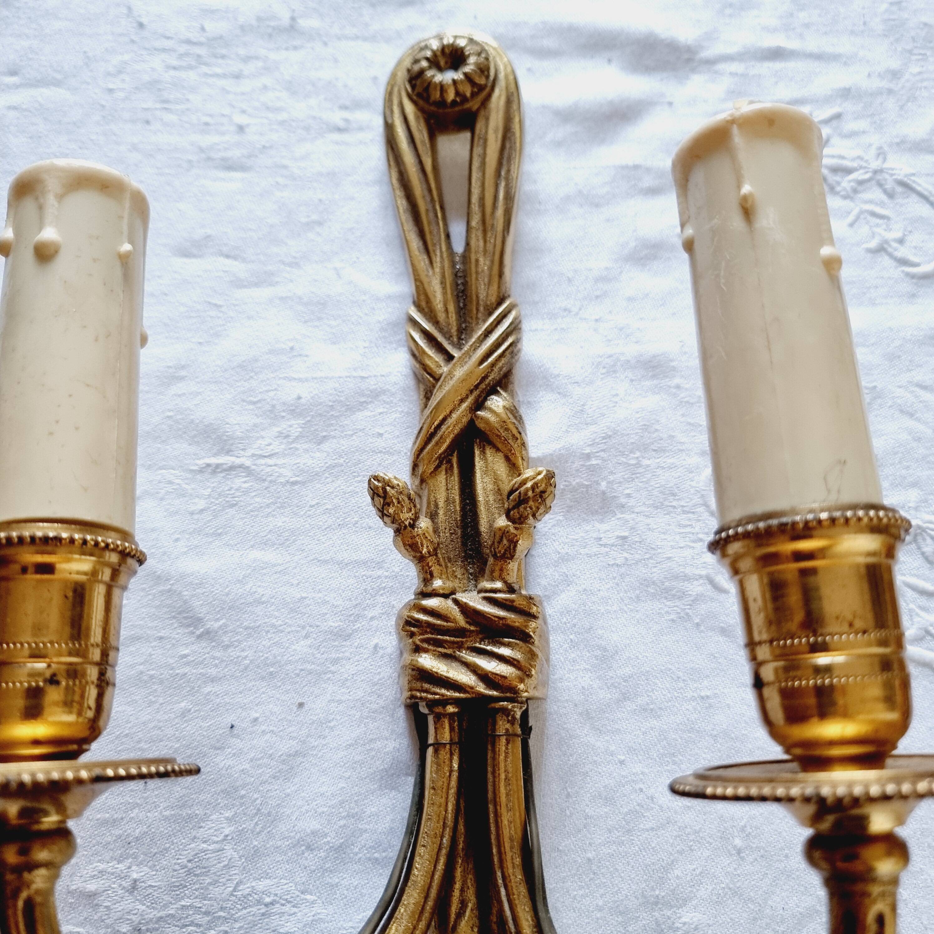 Pair of French wall sconces in bronze, Louis XVI style, with cord.