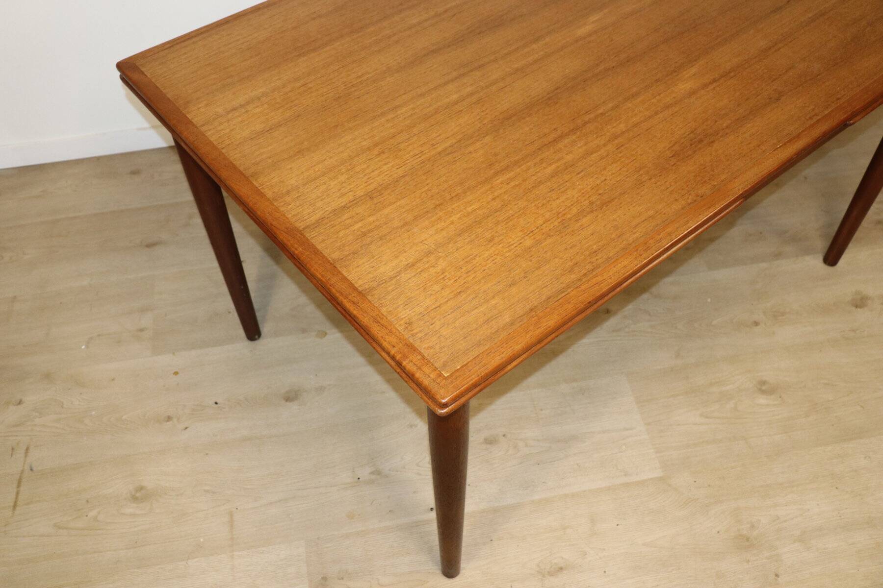 Danish Scandinavian extendable dining table in teak, 1960.