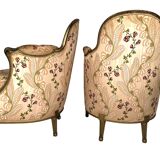 Paire de bergères en bois doré garnies de soie à motifs de fleurs, art déco d’inspiration Louis XVI