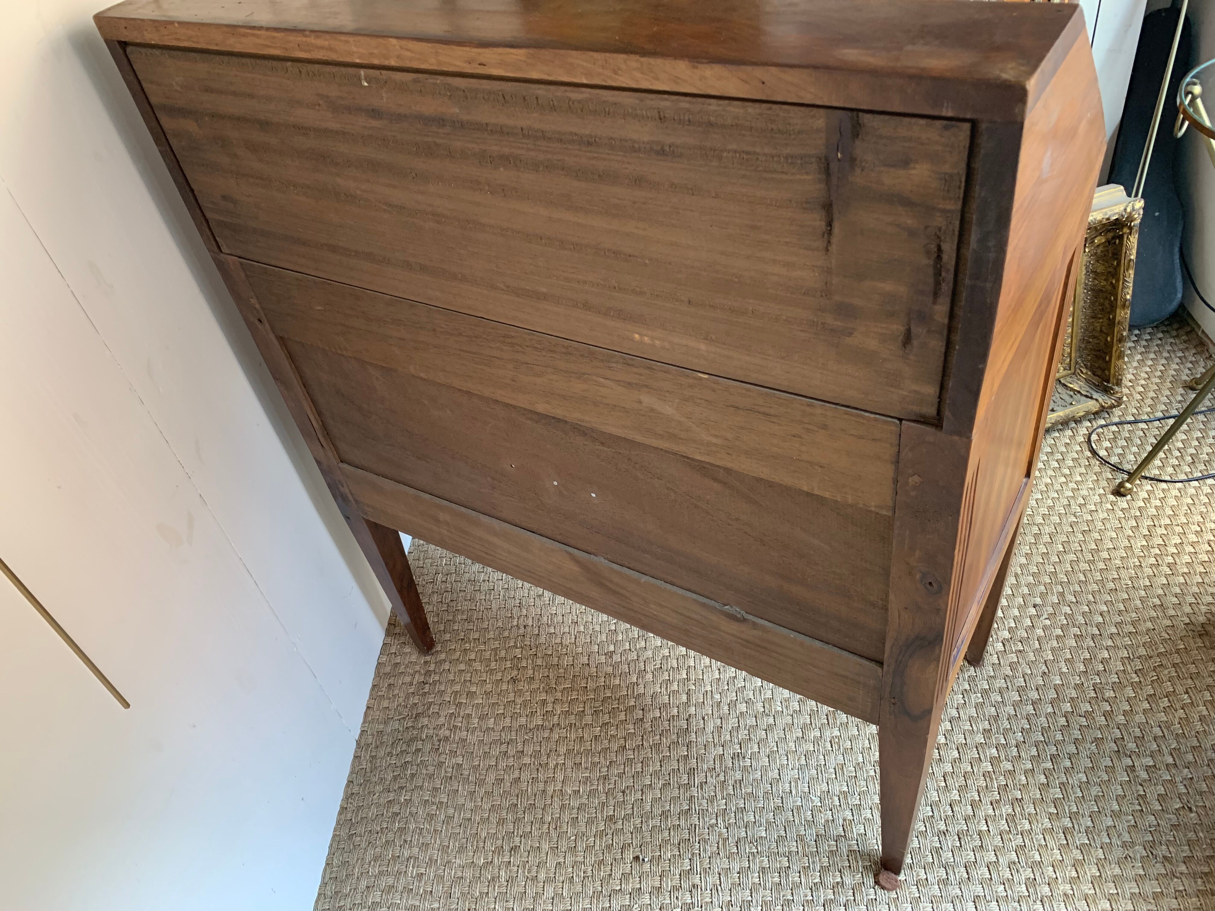 Secretary back d ANE