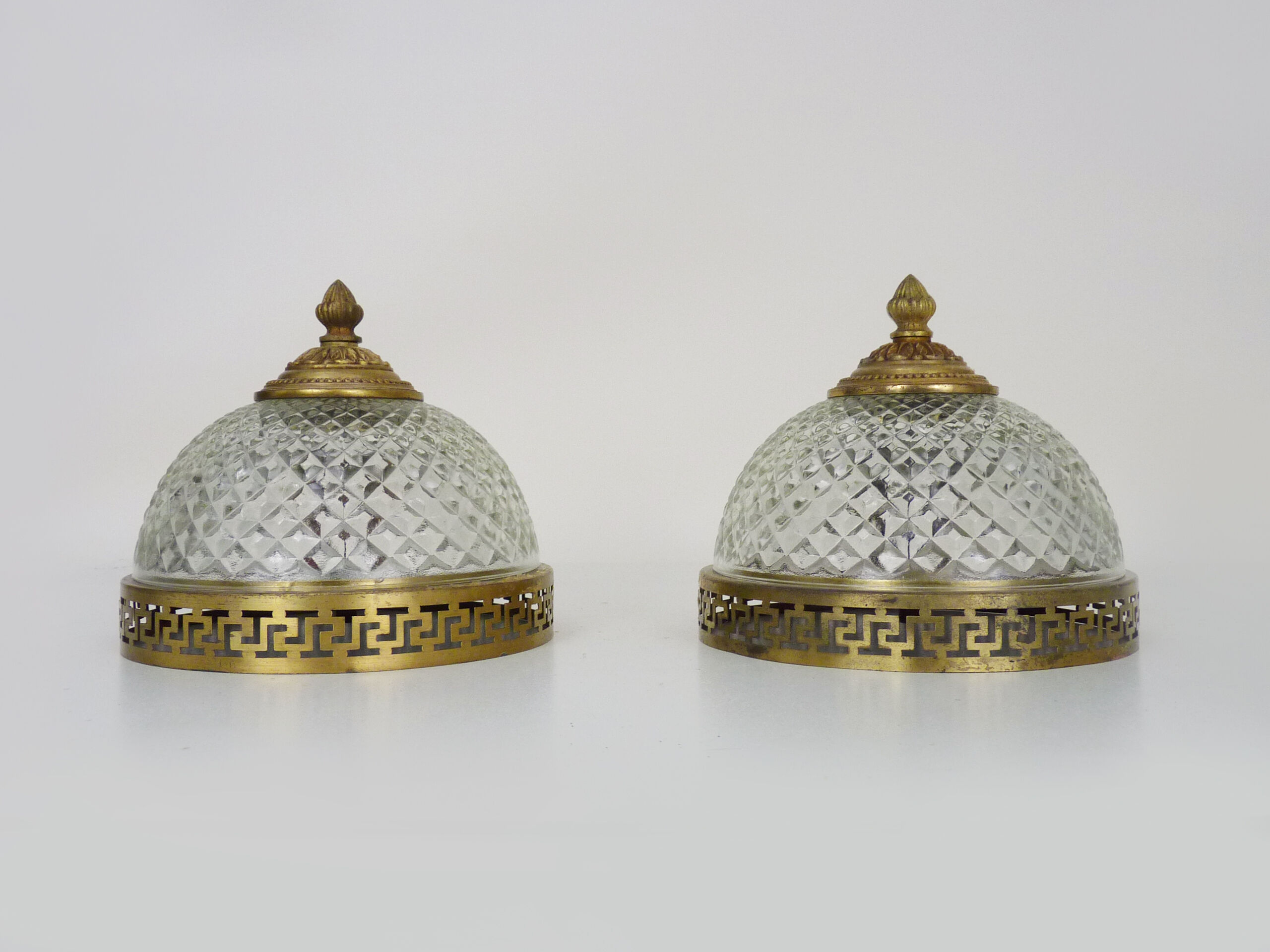 Paire d'appliques ou plafonnier de style victorien en laiton et verre diamant. Année 50 60