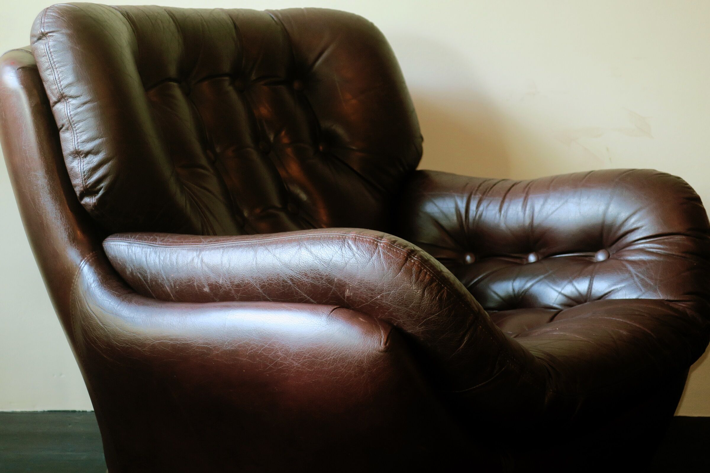 Leather pod club chair Brazilian influence, 1960s