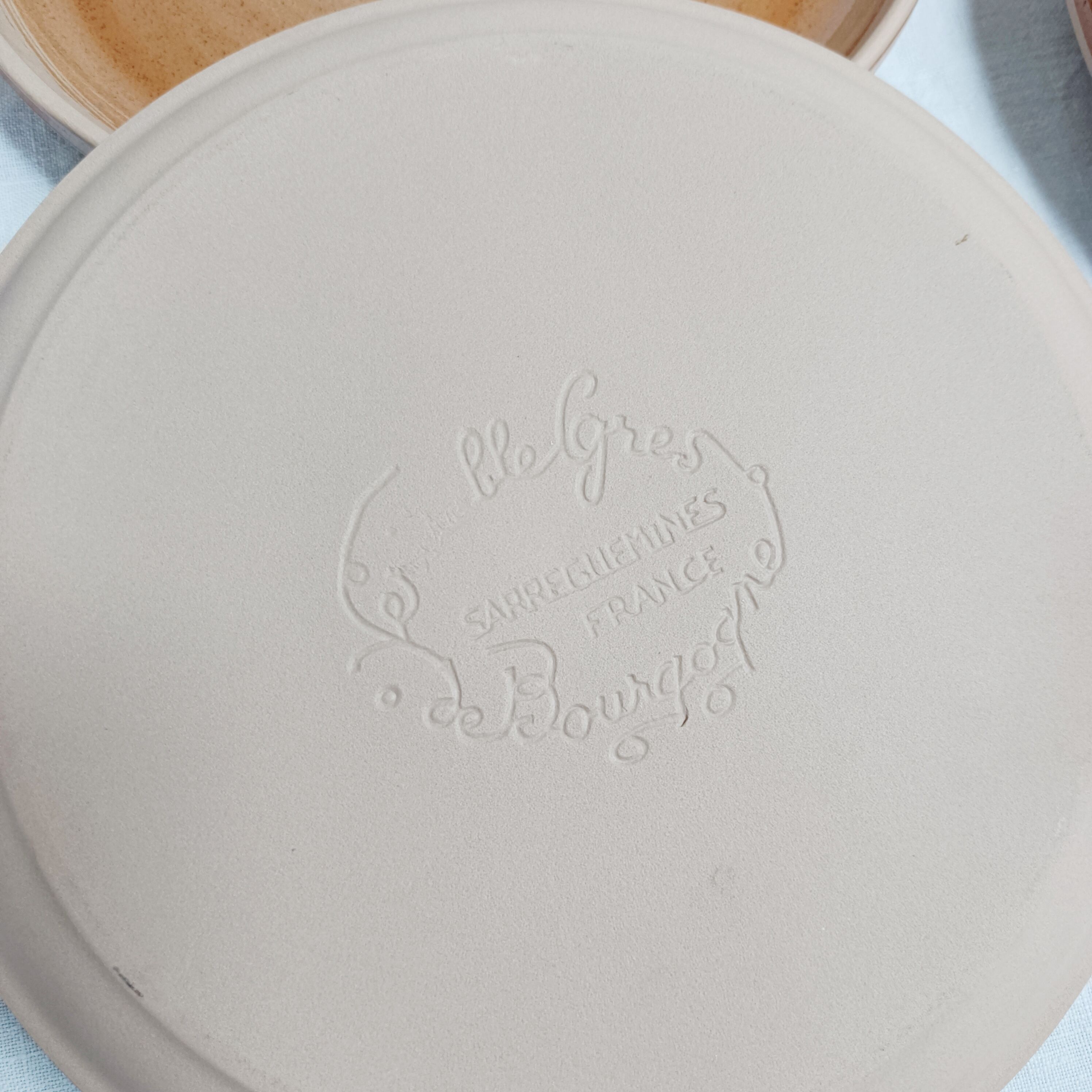 Set of 6 plates in Burgundy sandstone, Sarreguemines