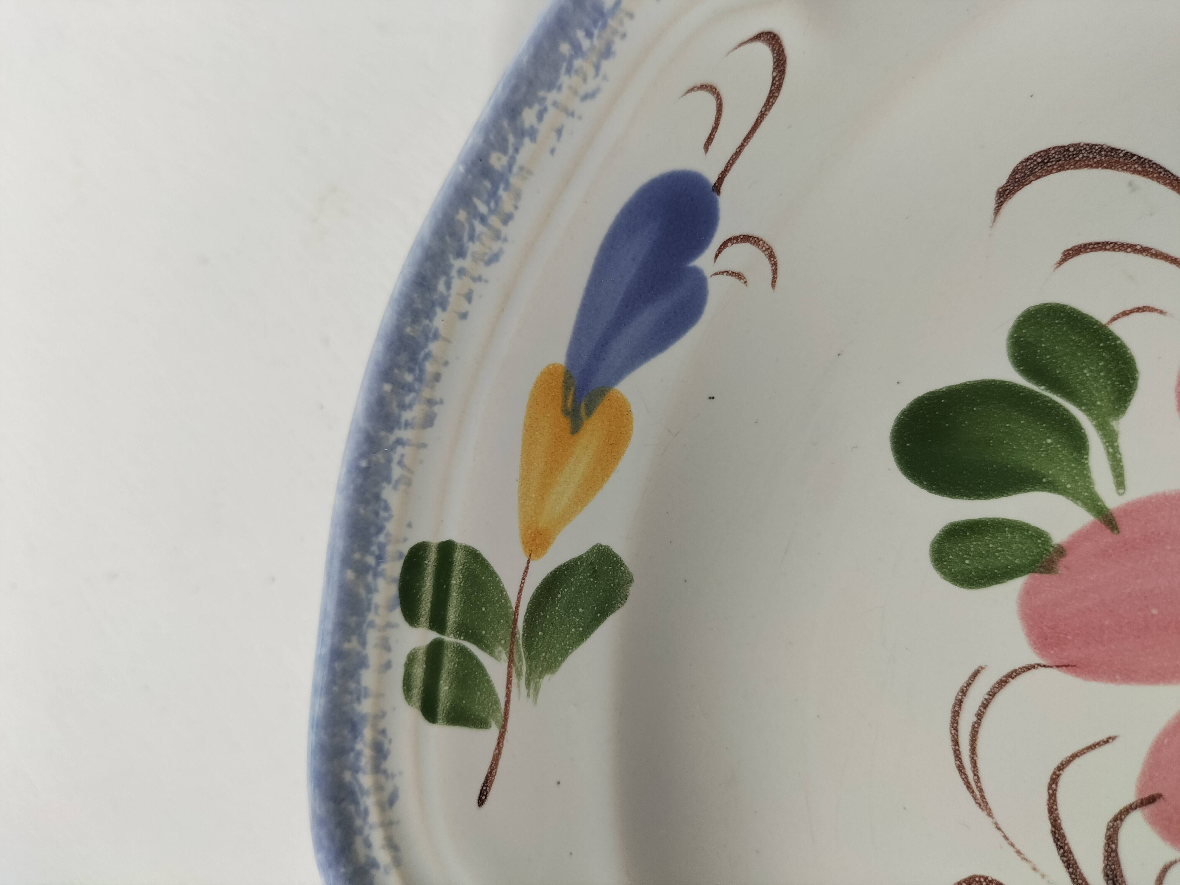 Assiette Faïencerie de Pornic modèle Laken peinte à la main