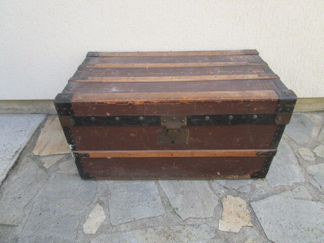 Trunk/old wooden chest