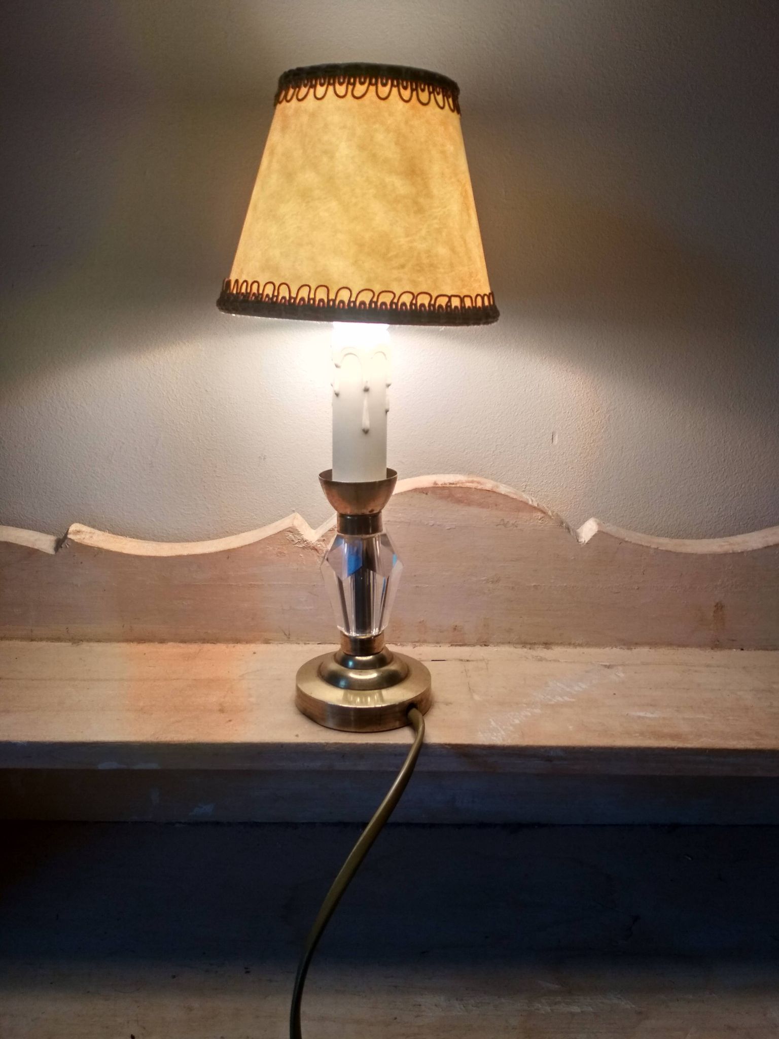 Petite lampe de chevet années 40 - pied en verre taillé et laiton