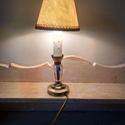 Petite lampe de chevet années 40 - pied en verre taillé et laiton