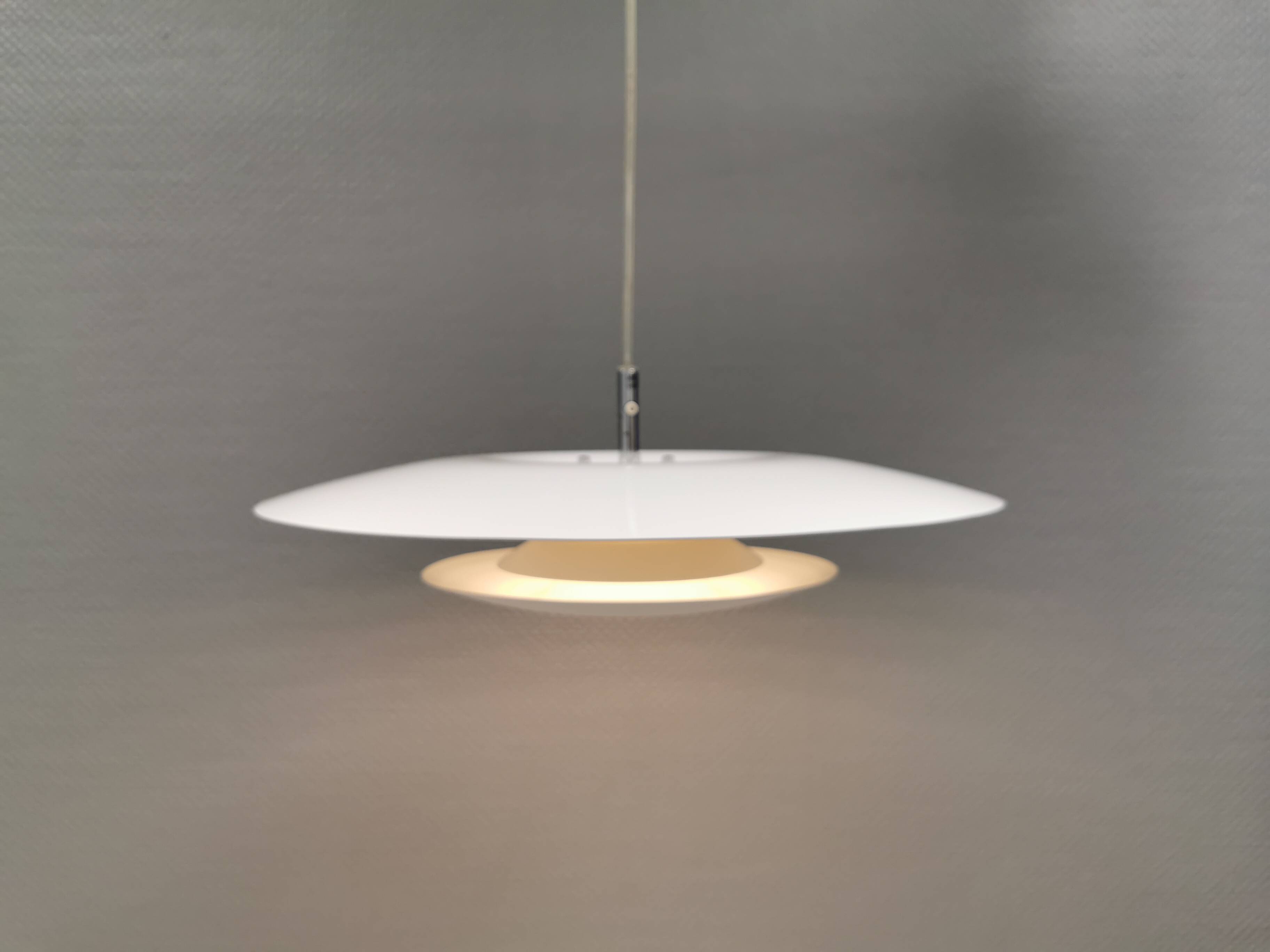 Lampe suspendue de la marque suédoise Belid, modèle Eclipse, début des années 2000.