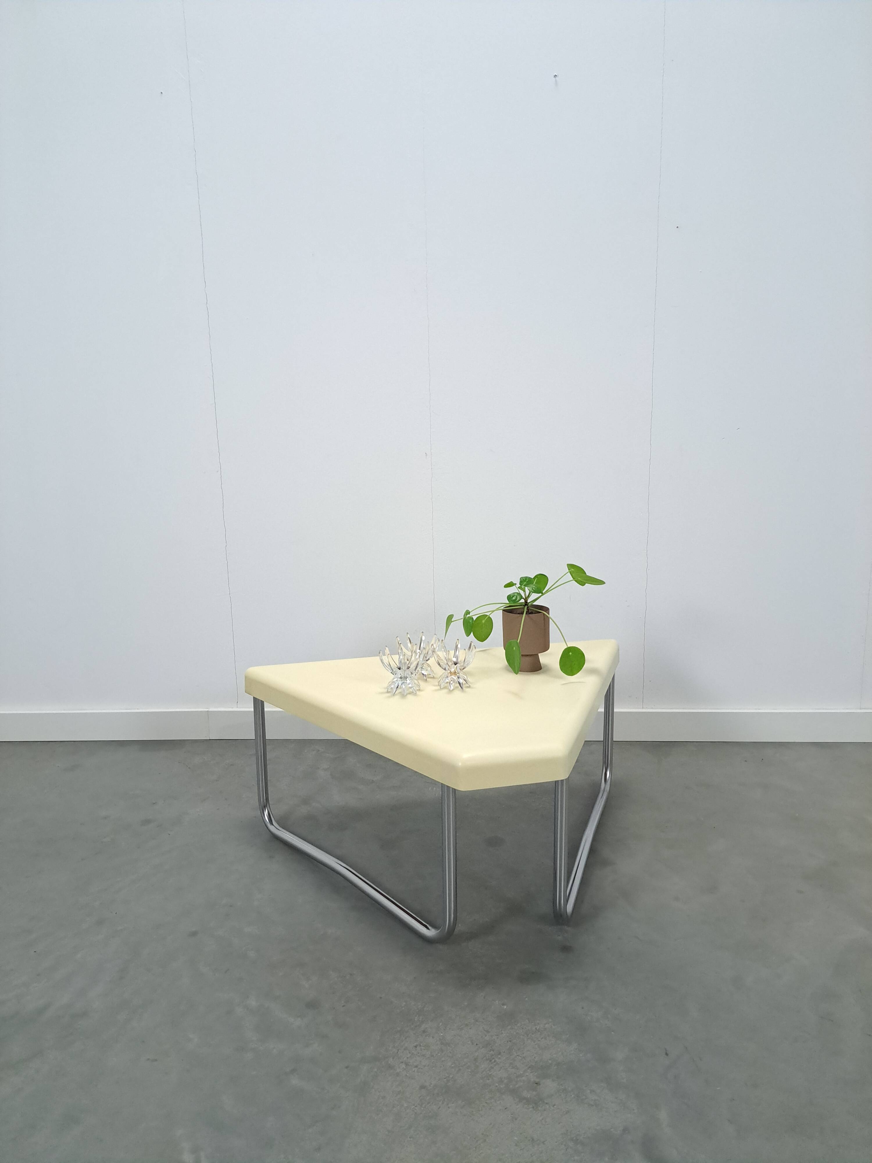 Table en plastique triangulaire de l'ère spatiale avec des pieds en tube chromé.